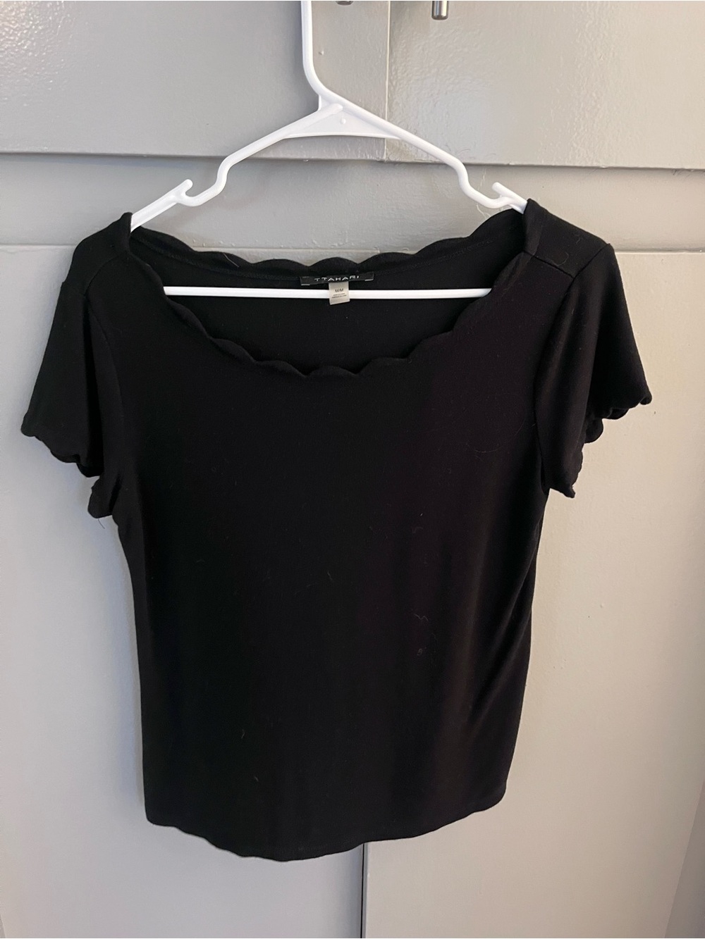 T Tahari Black Scallop Edge Top Size M | Short Sleeve Blouse